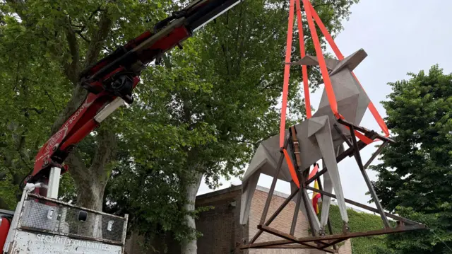 Jelen, ukrajinske umetnice Žane Kadirove, prvi put je bio postavljen u Pokrovsku, u istočnom Donbasu. 