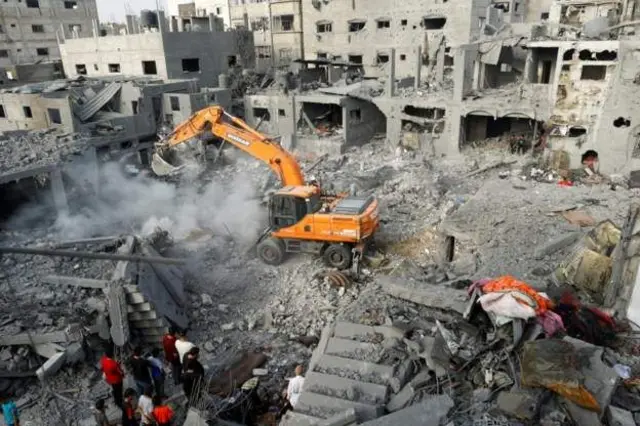 Inyuma y'igitero  co mu kirere ca Israel i  Khan Younis muri Gaza ejo ku wa gatatu 