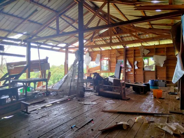 လေကြောင်းတိုက်ခိုက်ခံရတဲ့ မင်းတပ်ကအဆောက်အဦး