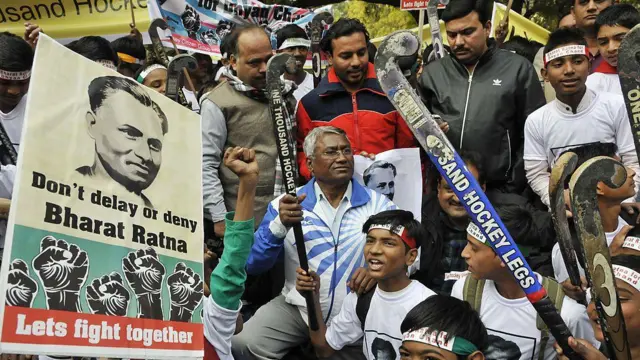 2016 में पूर्व हॉकी खिलाड़ी अशोक कुमार ने नई दिल्ली के जंतर-मंतर पर हॉकी के जादूगर और अपने पिता ध्यानचंद को मरणोपरांत भारत रत्न देने की मांग को लेकर आयोजित विरोध मार्च में समर्थकों संग भाग लिया