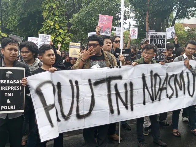 Demonstrasi menolak RUU TNI di Surabaya, Jawa Timur, Kamis (20/03)