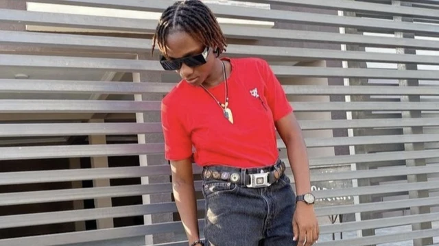 Umuntu yambaye agapira gatukura