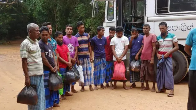 අධිකරණ නියෝග යටතේ රඳවා සිටි කාර්ය මණ්ඩල සාමාජිකයින් 12 දෙනා රැදවුම් මධ්යස්ථානයේ රඳවන ලෙසට අධිකරණය නියෝග කර තිබිණි.
ඒ අනුව ඔවුන් 12 දෙනාද ජනවාරි 7 වැනිදා මුලතිව් ගුවන් හමුදා කඳවුරු රැදවුම් මධ්යස්ථානය වෙත යොමු කෙරිණ.