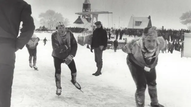 اولدنکمپ (جلو) یکی از معدود اسکیت بازانی بود که توانست از شرایط وحشتناک عبور کند و به خط پایان برسد