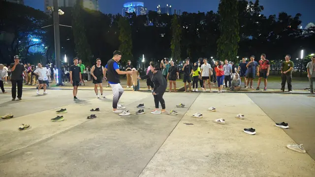 Dua orang sedang melakukan suit