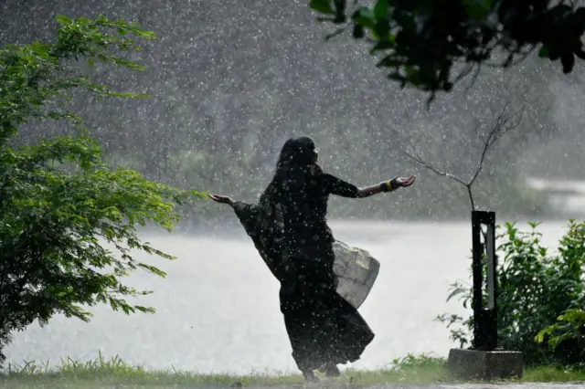 বর্তমান আবহাওয়ায় বজ্রঝড় শহুরেদের জন্য স্বস্তির হলেও প্রান্তিক মানুষের জন্য তা দুশ্চিন্তার কারণ।