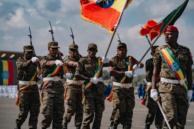 የመከላከያ ሠራዊት አባላት ወታደራዊ ትርዒት ሲያቀርቡ