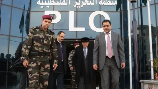 Rais wa Palestina Mahmoud Abbas katika makao makuu ya Jumuiya ya Ukombozi wa Palestina mwaka 2011 huko Ramallah katika Ukingo wa Magharibi unaokaliwa kwa mabavu.