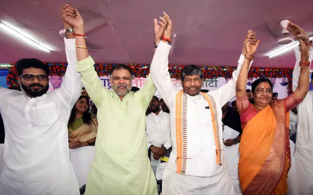 पशुपति कुमार पारस और चिराग पासवान के बीच राम विलास पासवान की सियासी विरासत की भी लड़ाई है.