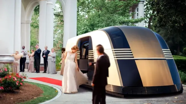 یک عروس در حال پیاده شدن از ربو ون در بیرون محل برگزاری مهمانی عروسی