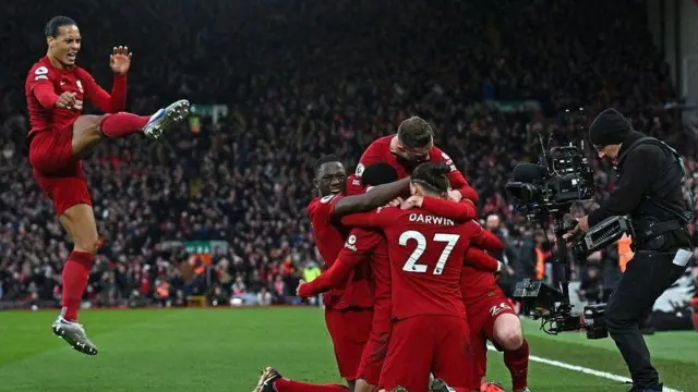 قرارداد کنونی فروش حق پخش تلویزیونی لیگ برتر فوتبال انگلیس پنج میلیارد پوند قیمت دارد