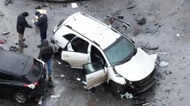 Imagen desde el aire del auto blanco que fue afectado por una explosión este lunes en moscú. 
