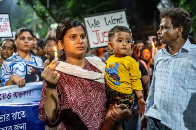 নারী চিকিৎসককে ধর্ষণ ও খুনের ঘটনায় বিচার চেয়ে পথে নেমেছেন মানুষ। 