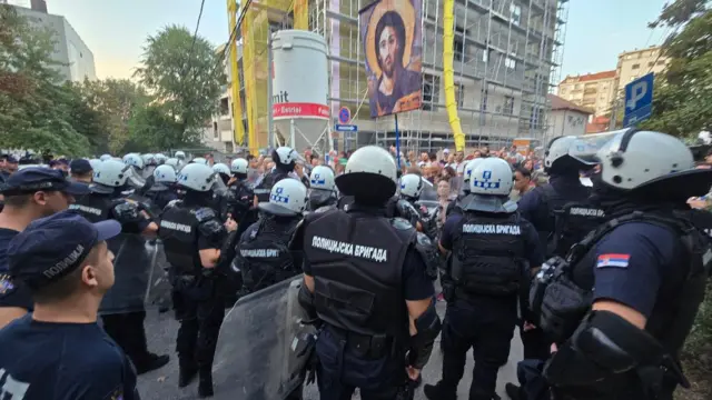 antivladini demonstranti i policija, policija grupa antivladine demonstrante, sukob policije i antivladinih demonstranata u ulici na Voždovcu dok je prolazila kolona pristalica SNS u kojoj je bio i Vučić