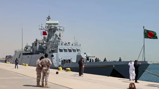 নৌবাহিনীর একটি ফ্রিগেট। 