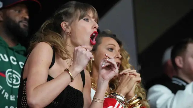 سوییفت و لایولی با حساسیت تمام لحظات بازی را دنبال می‌کردند