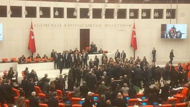 11 Şubat'ta milletvekilleri TBMM Genel Kurulu'nda ayakta duruyor. Bazı CHP'li milletvekilleri kürsüyü işgal ediyor