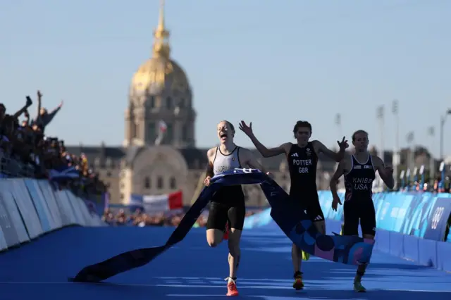 Laura Lindemann de alemania celebra su triunfo en el triatlón