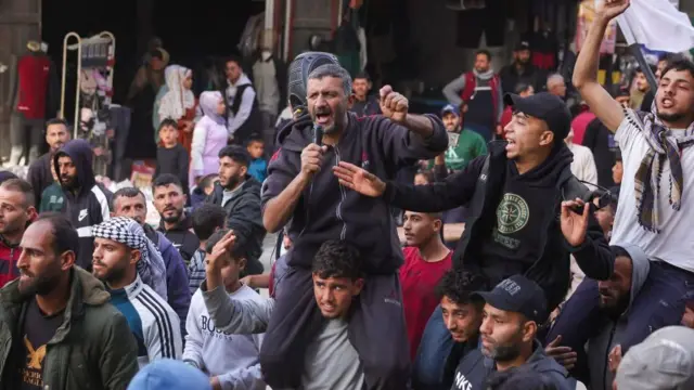 عکس: تظاهرات روز سه‌شنبه بزرگترین تجمع علیه حماس از زمان شروع جنگ در پی حمله ۷ اکتبر حماس به اسرائیل بود 