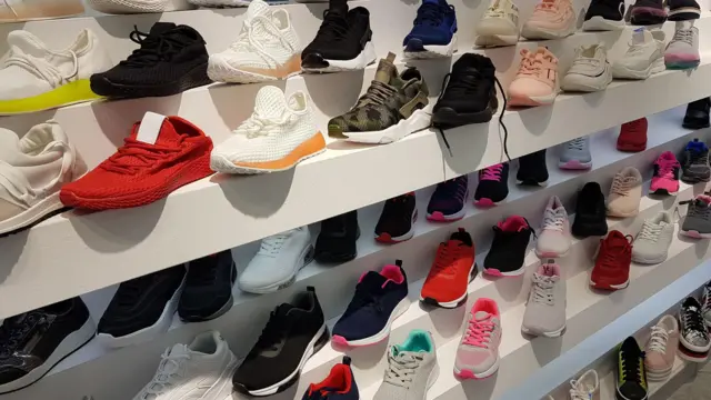 Pengamat pemasaran mengatakan para Milennial dan Gen Z lebih menyukai merek-merek lokal baru daripada Bata yang mereka anggap "ketinggalan zaman".