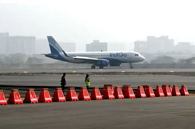 29 डिसेंबर 2024 रोजी नवी मुंबईत पहिल्या व्यावसायिक विमानाचं लँडिंग झालं, तेव्हाचा फोटो.