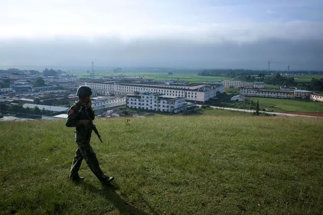 လုံခြုံရေးယူနေတဲ့ KIA တပ်ဖွဲ့ဝင်တစ်ဦး (ပုံဟောင်း)