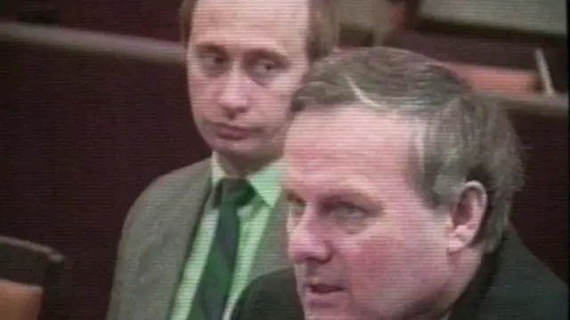 Унинг устози, собиқ ҳуқуқшунослик профессори, кейинчалик Ленинград мери бўлган, Анатолий Собчак унга ҳаётида катта бурилиш қилган ишни таклиф қилади.