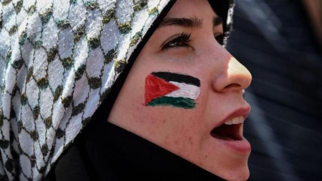 امرأة مؤيدة للفلسطينيين