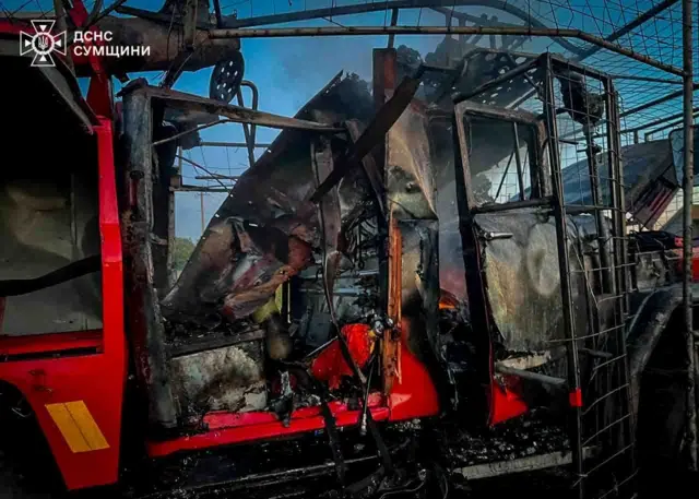 У Шосткинському районі внаслідок повторного російського удару по місцю гасіння пожежі загорілася пожежна автоцистерна
