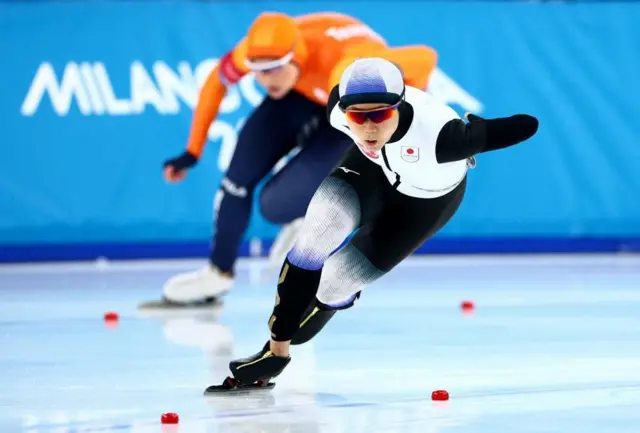 両選手がカーブ部分を滑走している