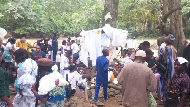 Awọn eeyan leti odo Ọṣun nibi ọdun Ọṣun oṣogbo 