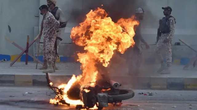 कराची में रविवार को हुए प्रदर्शन हिंसक हो गए