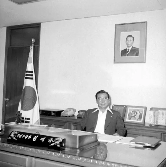 건설교통부장관 시절 집무실에 앉아있는 김재규