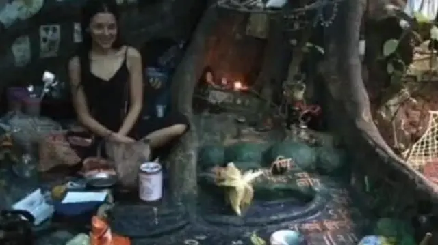 नीना कुटीना गोकर्णमधील गुहेत रोजच्या वापराच्या इतर सामानासह