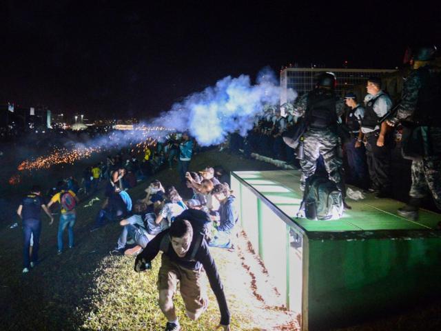 Policiais atirando contra manifestantes durante protestoapostas para os jogos da copaBrasília