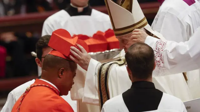 Mgbe Popu Francis mere Bishọp Peter Ebere Okpaleke kadịnal n'afọ 2022.
