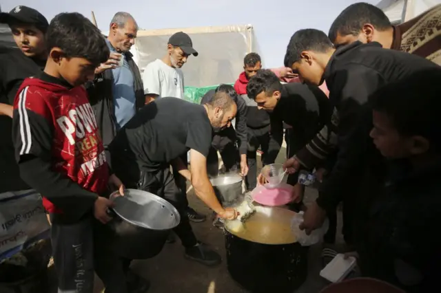 نازحىون فلسطينيون، يعيشون في مخيم في مدينة دير البلح، ويعانون من محدودية الموارد والظروف الصعبة