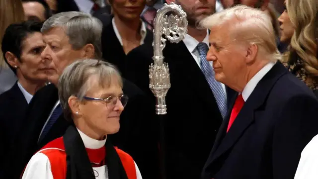 La obispa Mariann Edgar Budde junto al presidente de EE.UU. Donald Trump durante el Servicio Nacional de Oración en la Catedral Nacional de Washington el 21 de enero de 2025