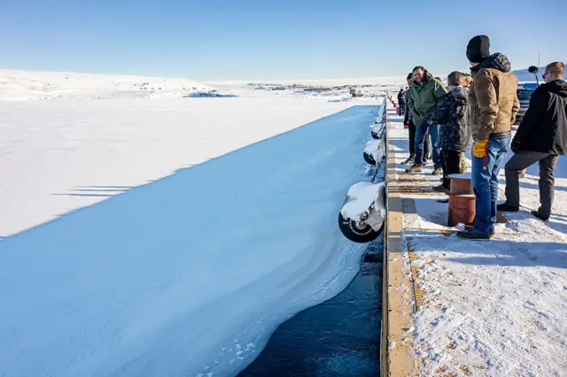 جی‌ دی ونس در گرینلند در فضای باز در حال صحبت کردن با پرسنل نظامی آمریکا