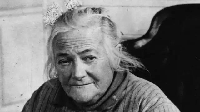 झेटकीन या महिलेने 1910 साली जागतिक महिला दिनाची सुरुवात केली. या दिवसाचा उगम कामगार चळवळीतून झाला. 