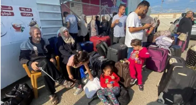 Ndị Palestine nọ na Rafah Crossing