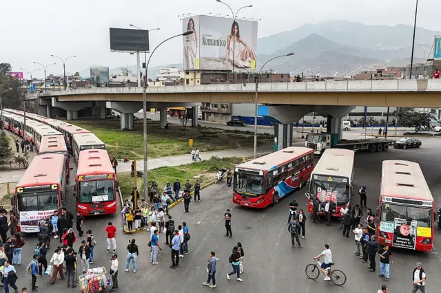 Un grupo de autobuses bloqueando una autopista en Lima, a principios de octubre de 2025.