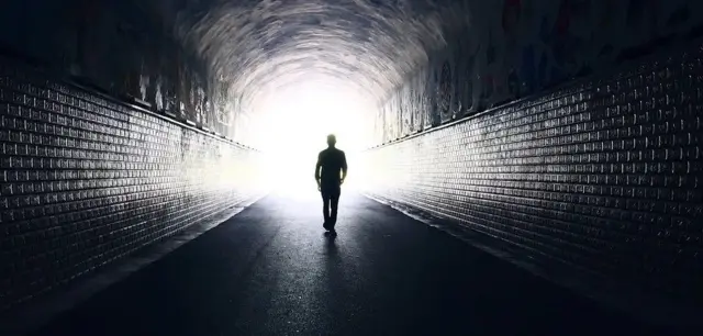 Aworan eeyan kan to n rin lọ ninu oju ọna gbayawu kan.