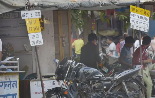 नवीन नंबर प्लेट बसवून घेताना काहीजण सायबर फसवणुकीचे बळी सुद्धा ठरत आहेत.