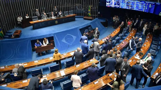 Foto tiradajogos de casinocimajogos de casinodireção ao plenário do Senado