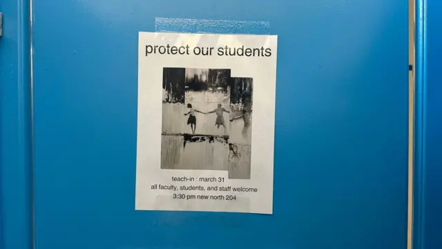 乔治城大学卫生间隔间上的传单