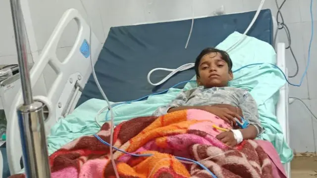 अस्पताल में बेड पर लेटे हुए घायल स्टूडेंट बादल