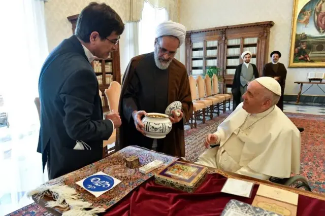 Aha ni mu 2022 ubwo Papa Francis i Vatican yarimo yakira impano yahawe na Ayatollah Alireza Arafi wari ukuriye Amaseminari ya Kisilamu muri Iran