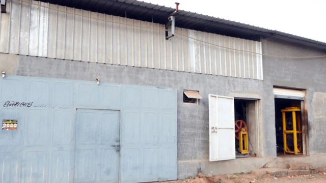 શીંગતેલ, ઓઈલ મિલ, કાચી ઘાણીનું તેલ, મગફળી, ખેતી, ખેડૂત, બીબીસી ગુજરાતી 