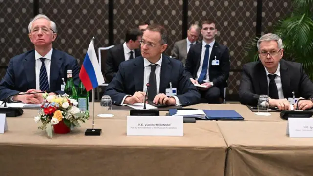 Російська делегація на переговорах у Женеві, Швейцарія, з Володимиром Мединським у центрі.